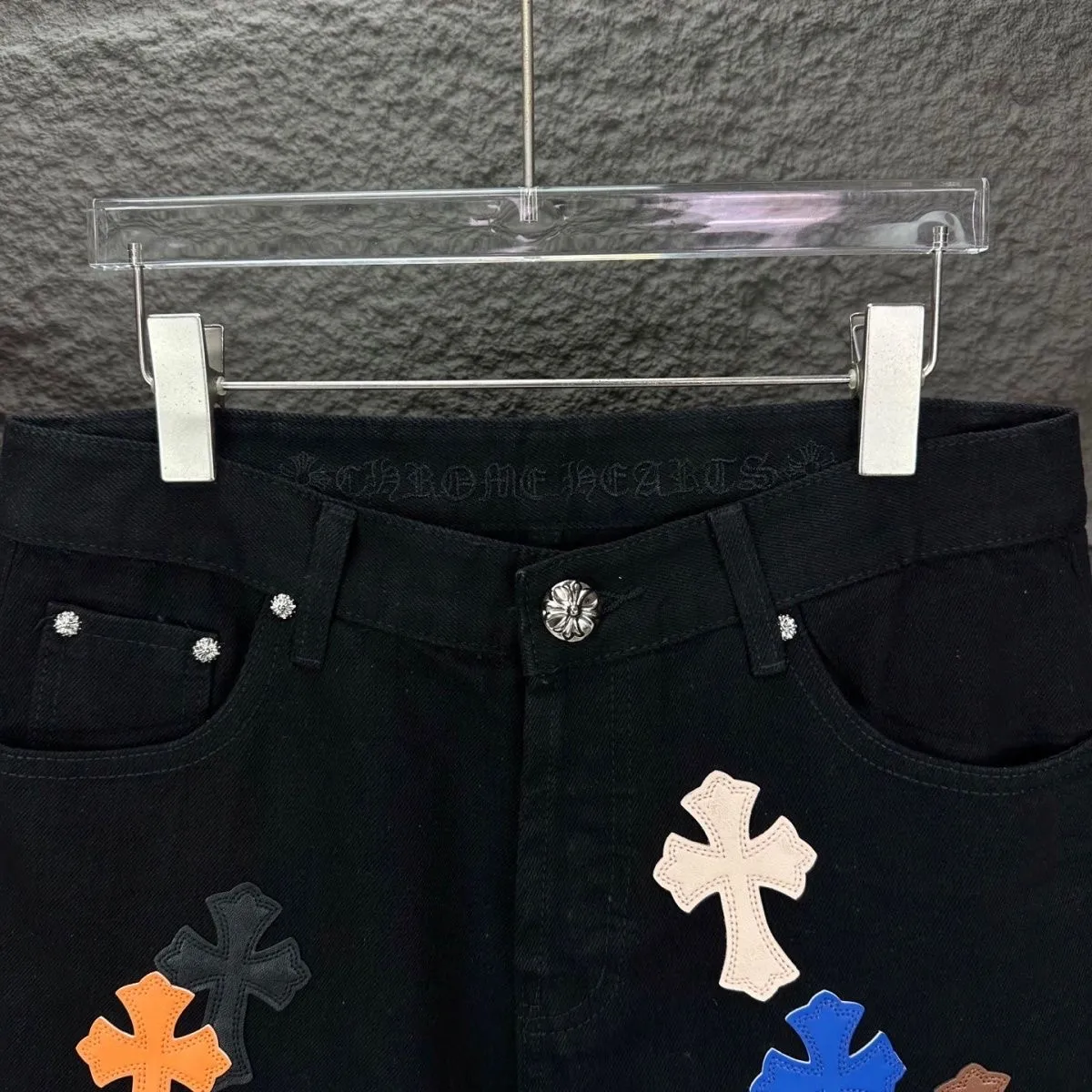 P280 💰 (Top version) Chrome hearts & Chrome hearts High-end Chrome hearts flame color leather cross patchwork leather jeans Original hardware accessories washed and other elevators, QR code analysis are all purchased from the original factory, high degree of restoration, you are welcome to compare the products ~ Three-dimensional version Loose and comfortable, not flattering, taller and slimmer Dachang Seiko Original factory quality control Same style for men and women Can be matched with couples Versatile recommendation Necessary jeans for all seasons Hipsters have been disappointed From the quality selection of fabrics, the tailoring of details, and the matching of patterns, everything is impeccable! The upper body is so handsome when worn...it can be easily worn by men, women and children! The craftsmanship is made of heavy-duty washed pure cotton denim fabric. After washing, it is soft and thick and looks very stylish when worn. Color: black Size: 28, 30, 32, 34, 36 (S-XXL)